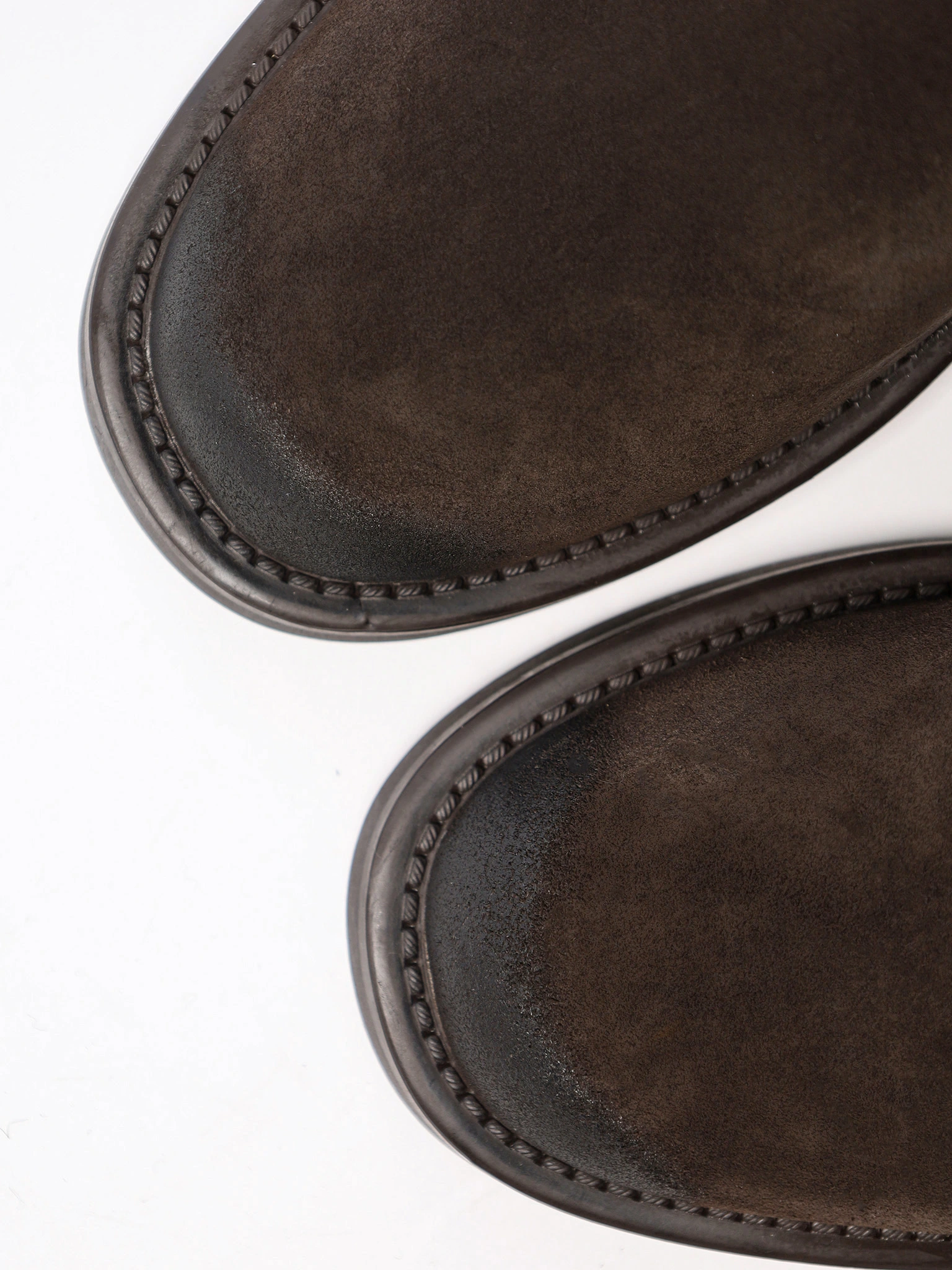 Ботфорты темно-коричневого цвета на низком каблуке